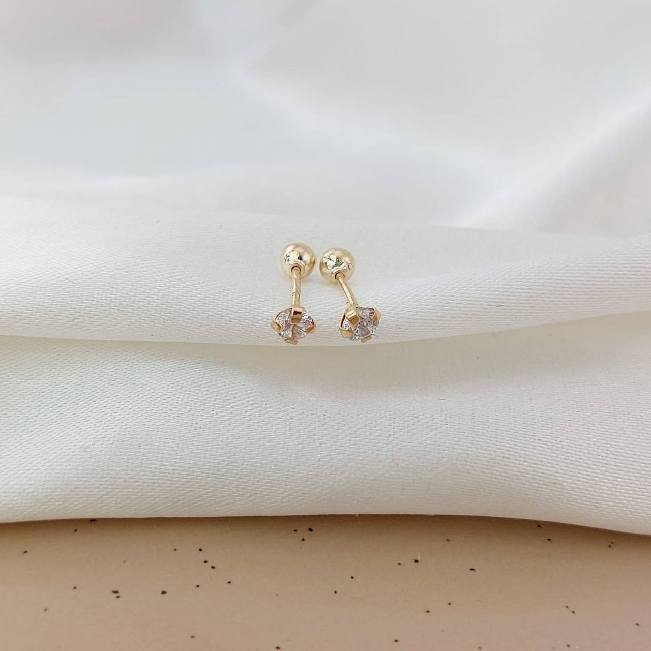 Dormilones Piedra Blanca 3mm Oro 10K 25173