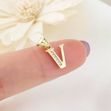 Dije Letra V 10mm Oro 10k 26676