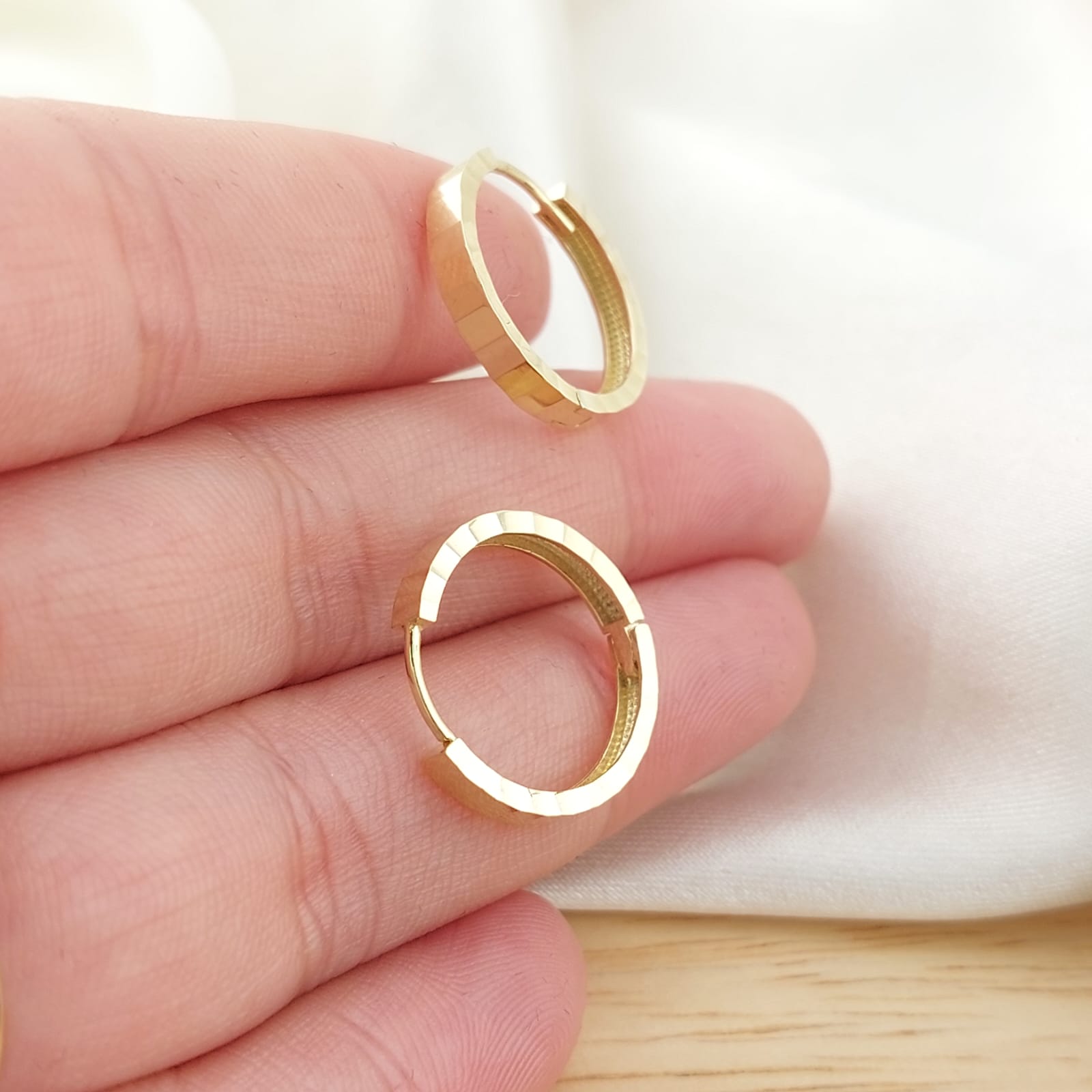 Aretes Huggies 16mm Oro 10k Italia 26716