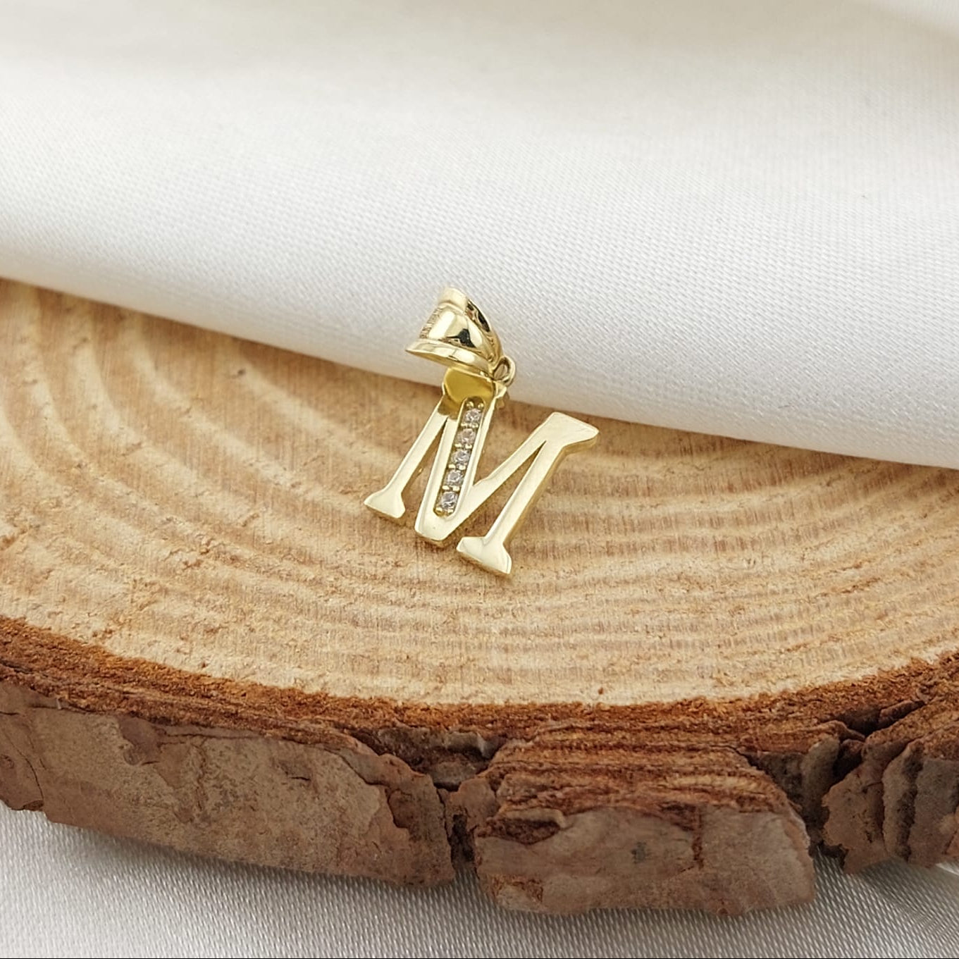 Dije Letra 10mm Oro 10k 26667