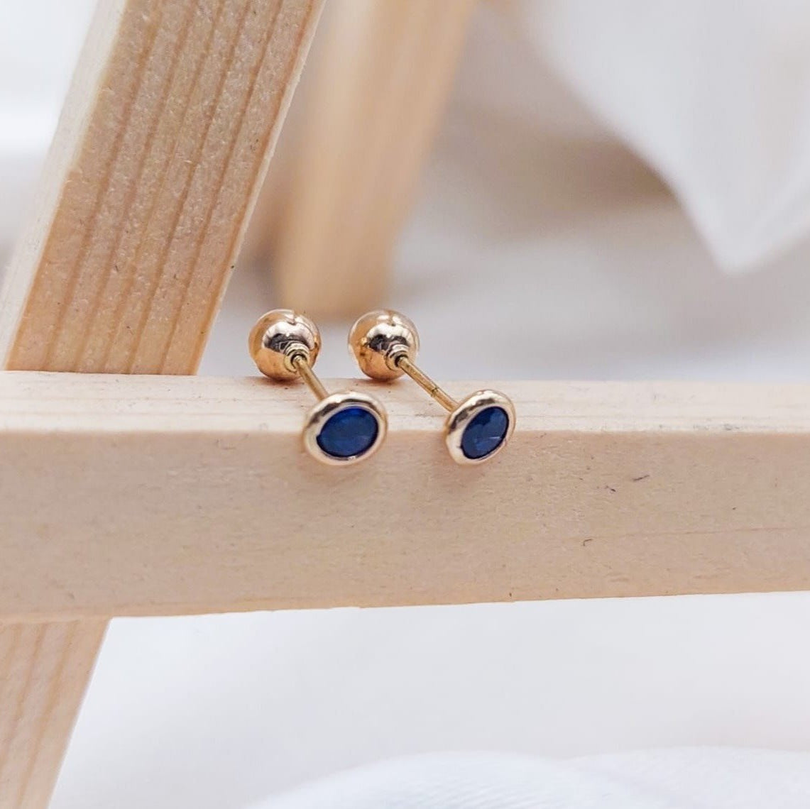 Dormilones Biselado Azul 3mm Oro Nacional 10K 210000017820